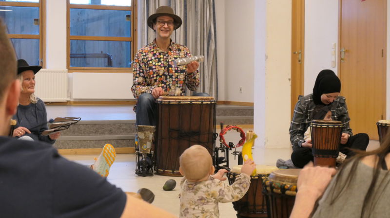 Det er alltid god stemning når Trommelars kommer til Olsvik åpen barnehage. Stikk innom, du også! Foto: Nobukazu Imazu