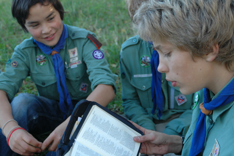 Speidere utendørs med bibel