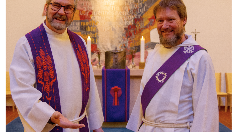 Sokneprest og kateket foran døpefonten