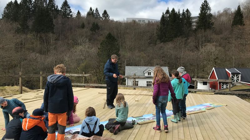 Juniorkonfirmanter studerer "Tidslinjen" som inneholder bilder fra bibelfortellingene.