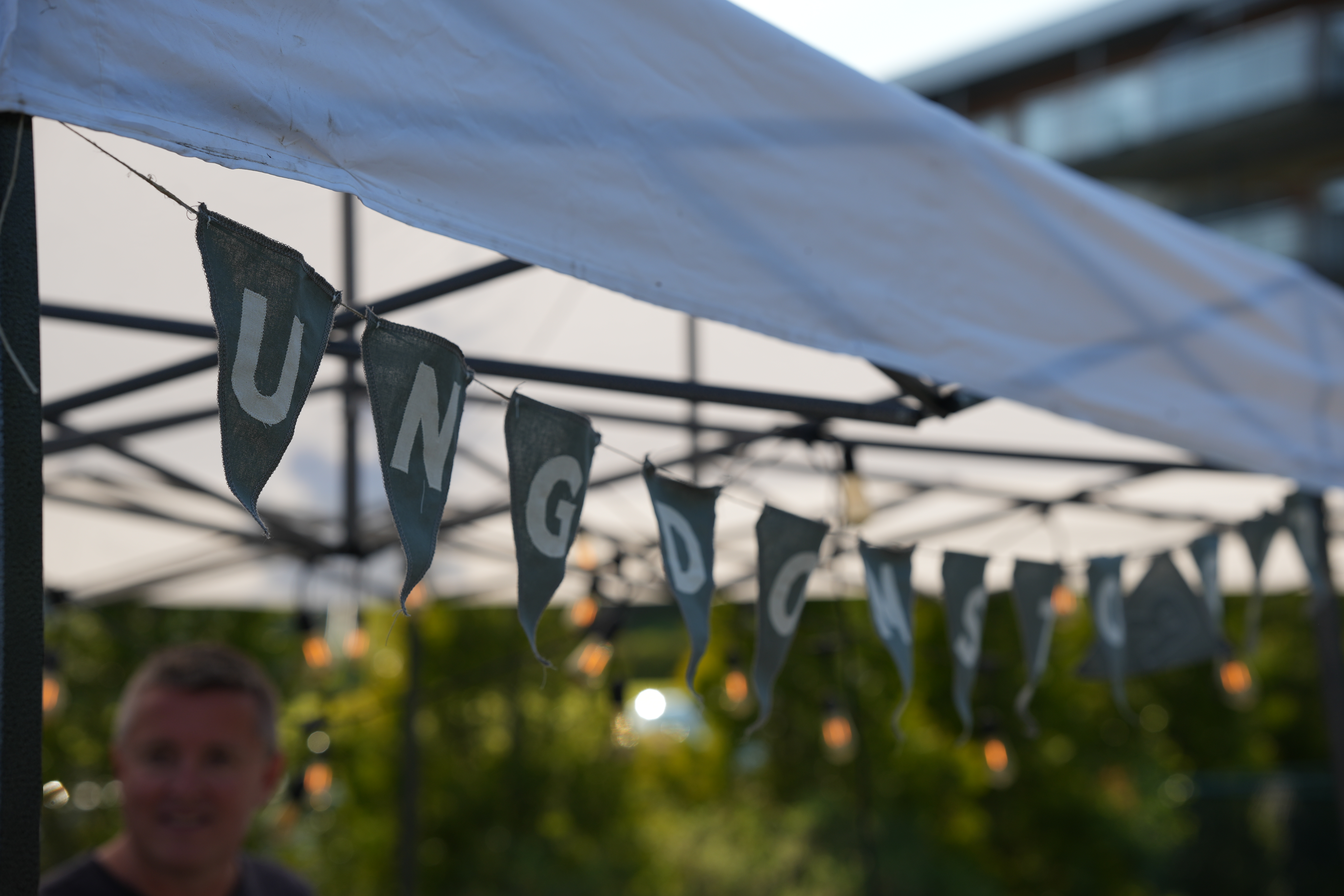 Ungdommer danser på julespillet