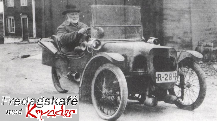 Gårdbruker Anders S. Birkeland bygget sin Morgan motorsykkel om til bil. Her er han fotografert utenfor meieriet på Søreide.