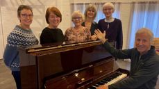 Lederteam : Marion Hammer, Tove Brekke, Aud Hatlevik, Mette Baarøy, Ellen Fasmer Ved pianoet: Dirigent Jan Tufteland. Jan er utdannet musiker med fløyte som spesialitet.