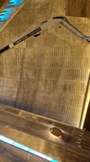 For å bytte av lyskilder i taket på kirken måtte Akasia inn med en stor lift