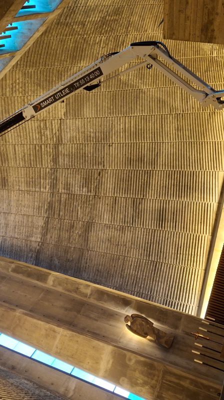 For å bytte av lyskilder i taket på kirken måtte Akasia inn med en stor lift