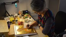 I arbeid: kunstner Margit Galdal i dyp konsentrasjon over arbeidet sitt