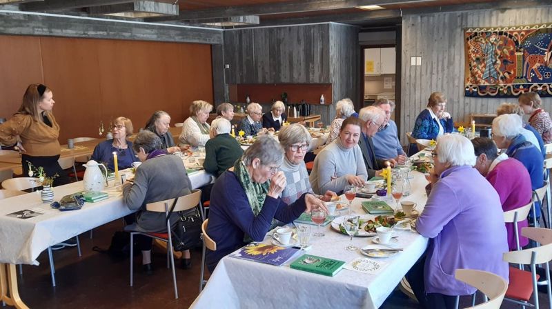 Herlig stemning rundt bordene på årets Påskefest!