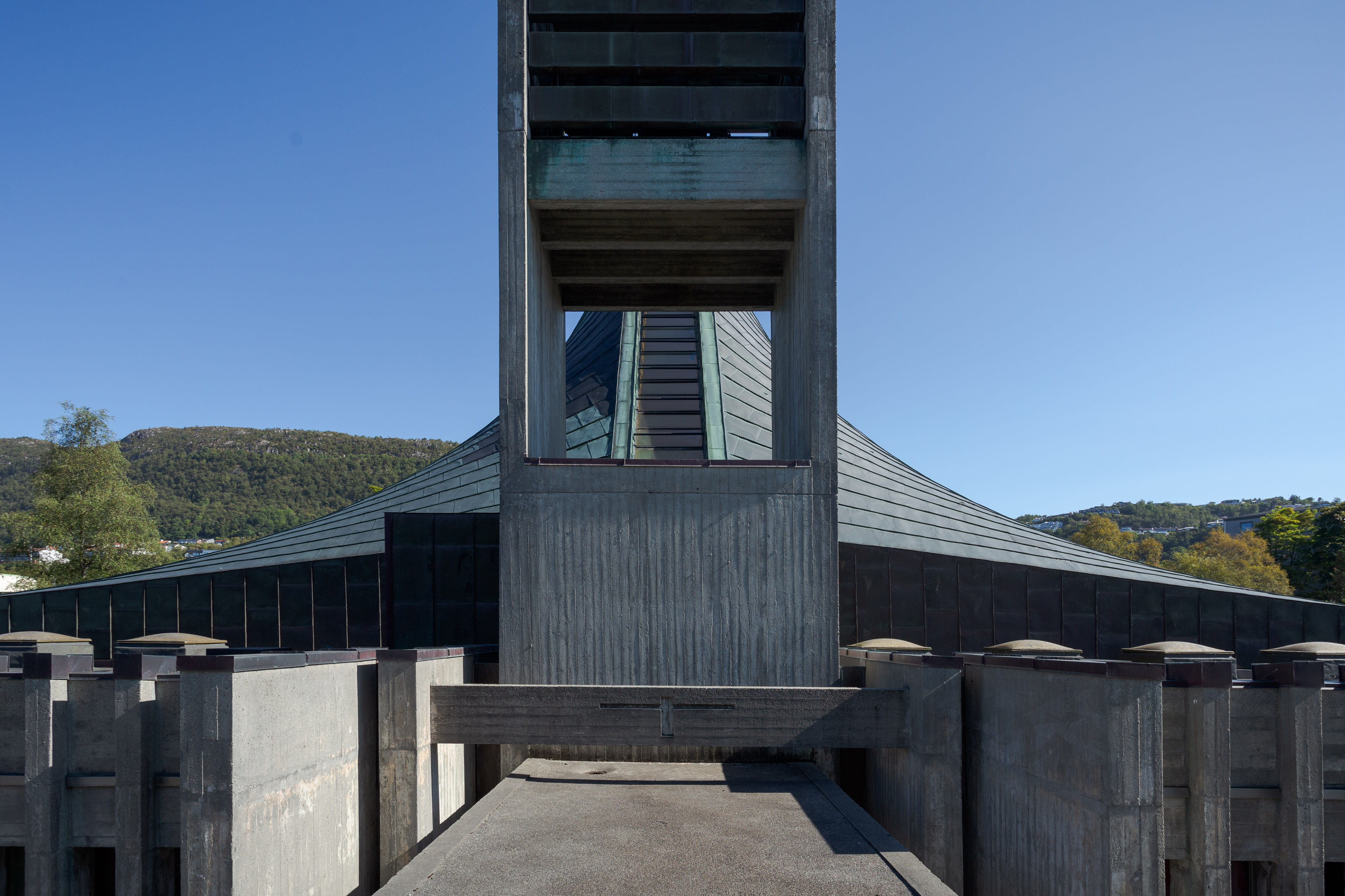 Klokketårnet på Slettebakken kirke, med det gjenkjennelige Slettebakken-korset over inngangsdøren. Foto: Lars Kristian Steen