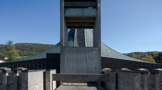 Klokketårnet på Slettebakken kirke, med det gjenkjennelige Slettebakken-korset over inngangsdøren. Foto: Lars Kristian Steen