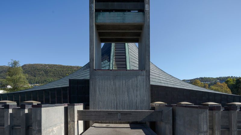Klokketårnet på Slettebakken kirke, med det gjenkjennelige Slettebakken-korset over inngangsdøren. Foto: Lars Kristian Steen