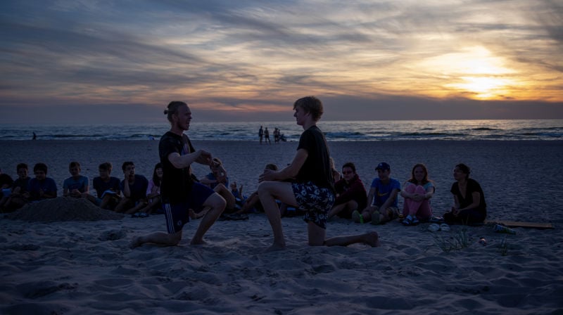 Foto Birk Øren - samling på stranden på utenlandstur til Latvia