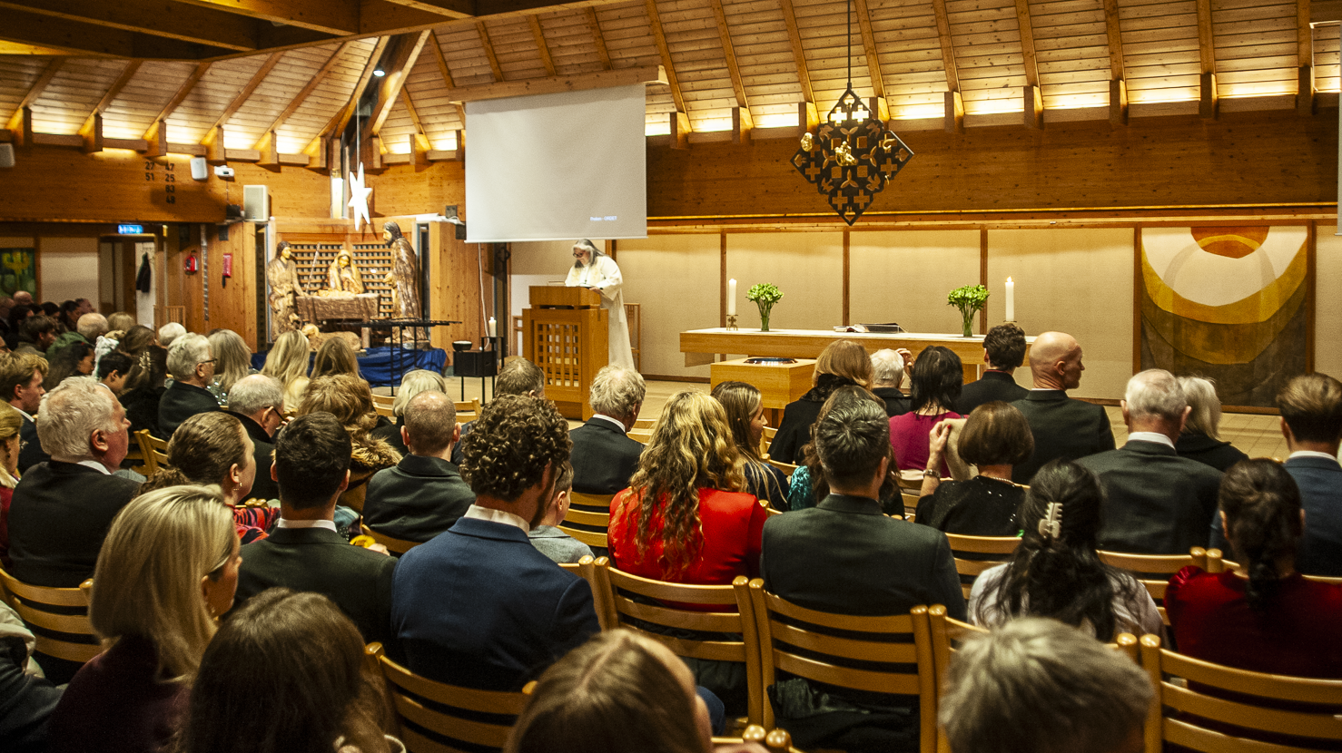 Det var ikke mange ledige stoler i Søreide kirke på julaften i år. Bildet er fra gudstjenesten kl. 16, da det var over 380 til stede.