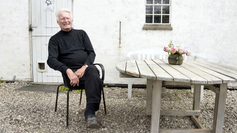 Hein Heinsen foran sitt verksted og atelier i Danmark.