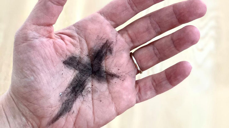 På askeonsdag kan du få tegnet et kors i hånden eller på pannen.