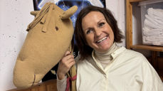 Avdelingsleder Astrid Låstad og kamelen har begge lang fartstid i julespillet som Aurdalslia skole spiller i Søreide kirke hvert år.