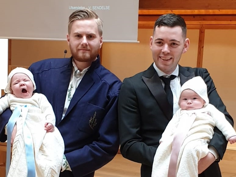 Tvillingene Storm og Emilie på dåpsdagen i Søreide kirke. Foto: PRIVAT