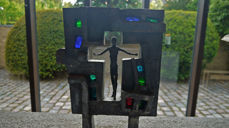 Påskemotiv: Denne skulpturen som står på alteret i Vestervang kirke i Helsingør, symboliserer selve påsken for Karen Hjertholm. Den er laget av Hein Heinsen, som senere stod for korsutsmykningen over alteret i Søreide kirke.  Dette motivet er også forsidebildet på Refleks nr. 1-25. (Foto: modernekirkekunst.dk)