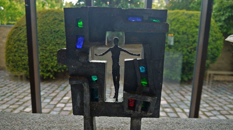 Påskemotiv: Denne skulpturen som står på alteret i Vestervang kirke i Helsingør, symboliserer selve påsken for Karen Hjertholm. Den er laget av Hein Heinsen, som senere stod for korsutsmykningen over alteret i Søreide kirke.  Dette motivet er også forsidebildet på Refleks nr. 1-25. (Foto: modernekirkekunst.dk)