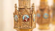 Detalj fra lysestake på alteret i Storetveit kirke. Foto: Åse Solvi