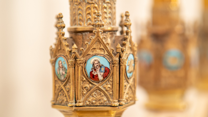 Detalj fra lysestake på alteret i Storetveit kirke. Foto: Åse Solvi