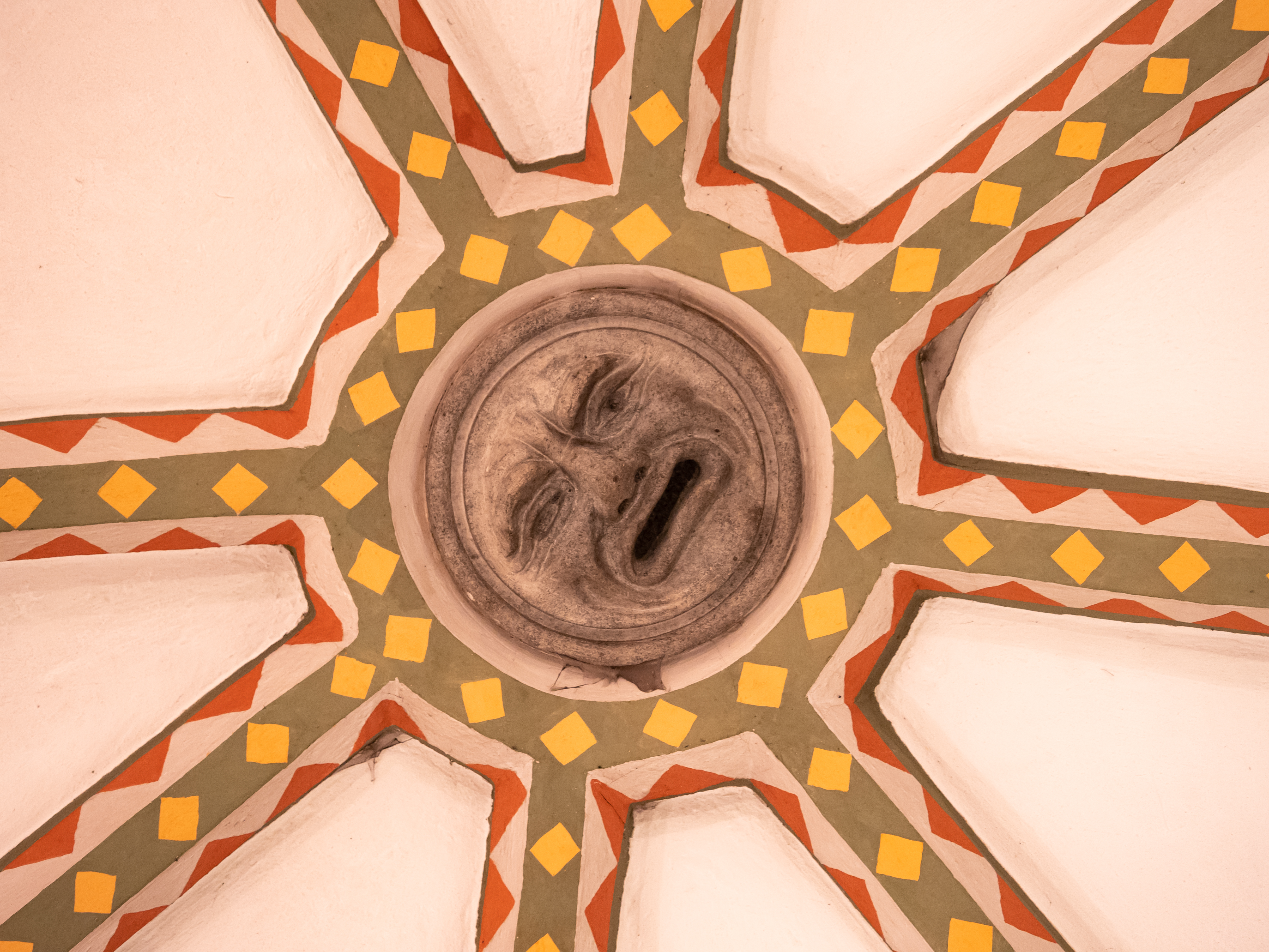 Detalj fra taket i oktogonen (alterpartiet) i Storetveit kirke. Foto: Åse Solvi