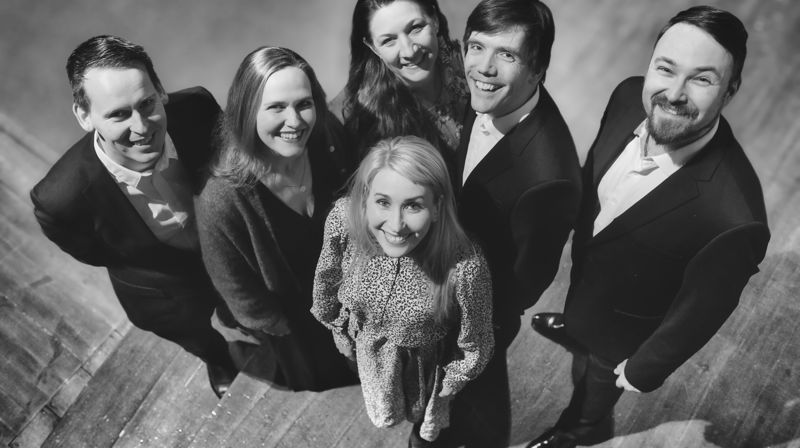 Vokalensemblet TABULA RASA består av seks profesjonelle sangere.