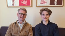 Magnus Mjelde (th) deltar i en dialogpreken med sokneprest Jan Helge Eggestøl (tv). Foto: Jostein Aarvik