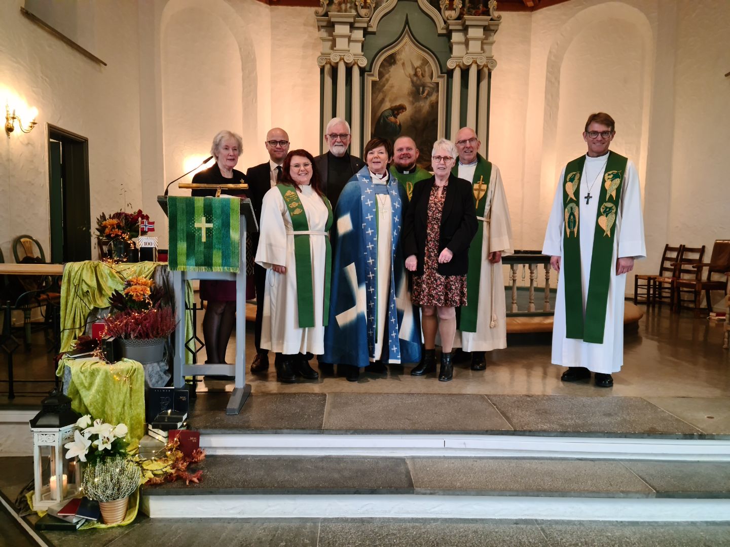 Dei som gjorde teneste framme i koret under gudstenesta. Foto: Monica Ohr