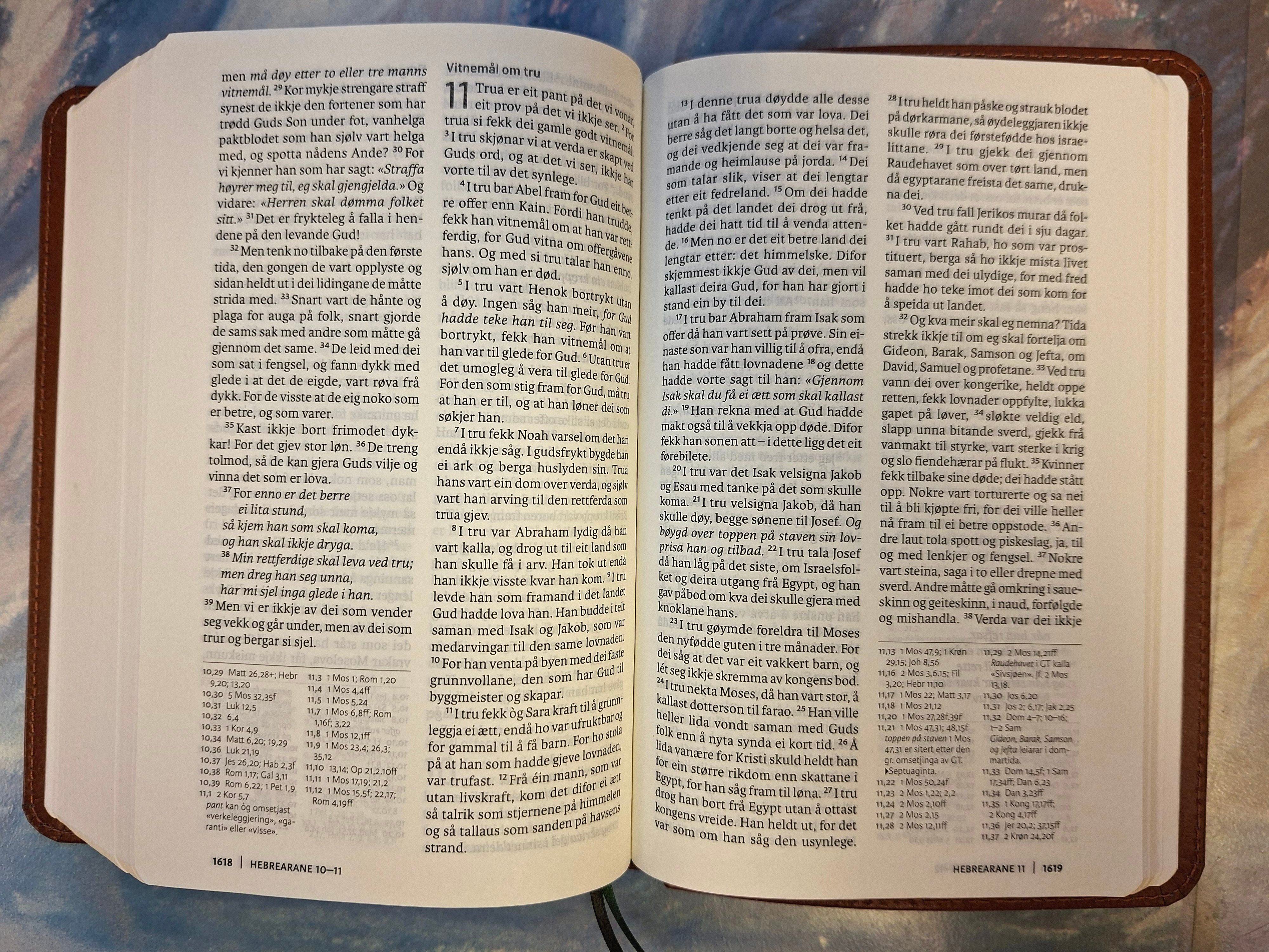 Bibel oppslegen på Hebrearbrevet kapittel 11.