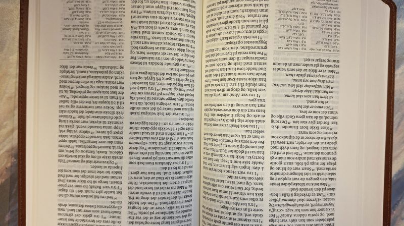 Bibel oppslegen på Hebrearbrevet kapittel 11.