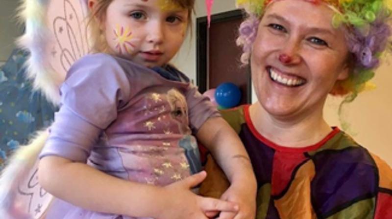 Illustrasjon 1: Pedagogisk leiar i Noa, Irene Liseth, saman med Ella Sofie