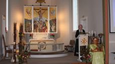 Kyrkja pynta til fest (av kyrkjetenar Monica). Soknerådsleiar Jorunn Haukås ynskjer velkomen til gudstenesta(foto: Tor Oddvar Holmefjord)