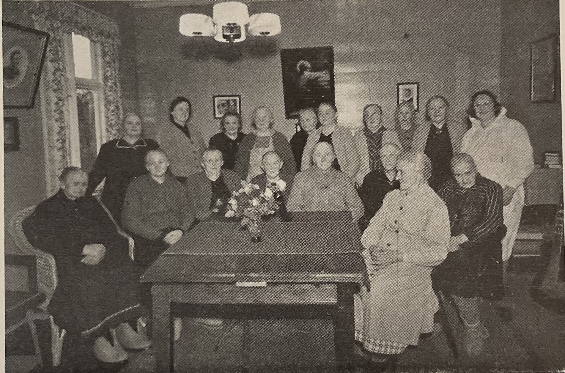Ståande frå venstre: Agnes Kalsås, Karoline Vevle, Maria Haugland, Petra Garnes, Karoline Stokke, Petra Skår, Elisabeth Pedersen, Karoline Kvamme, Maria Taule og bestyrarinna, frøken Teigland. Sitjande frå venstre: Johanna Palmesen, Barbro Ekanger, Synneva Loftås, Karoline Loftås, Marta Revheim, Anna Vevle, Johanna Rolland og Cecilie Trengereid.