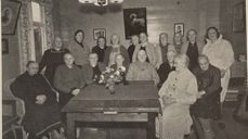 Ståande frå venstre: Agnes Kalsås, Karoline Vevle, Maria Haugland, Petra Garnes, Karoline Stokke, Petra Skår, Elisabeth Pedersen, Karoline Kvamme, Maria Taule og bestyrarinna, frøken Teigland. Sitjande frå venstre: Johanna Palmesen, Barbro Ekanger, Synneva Loftås, Karoline Loftås, Marta Revheim, Anna Vevle, Johanna Rolland og Cecilie Trengereid.