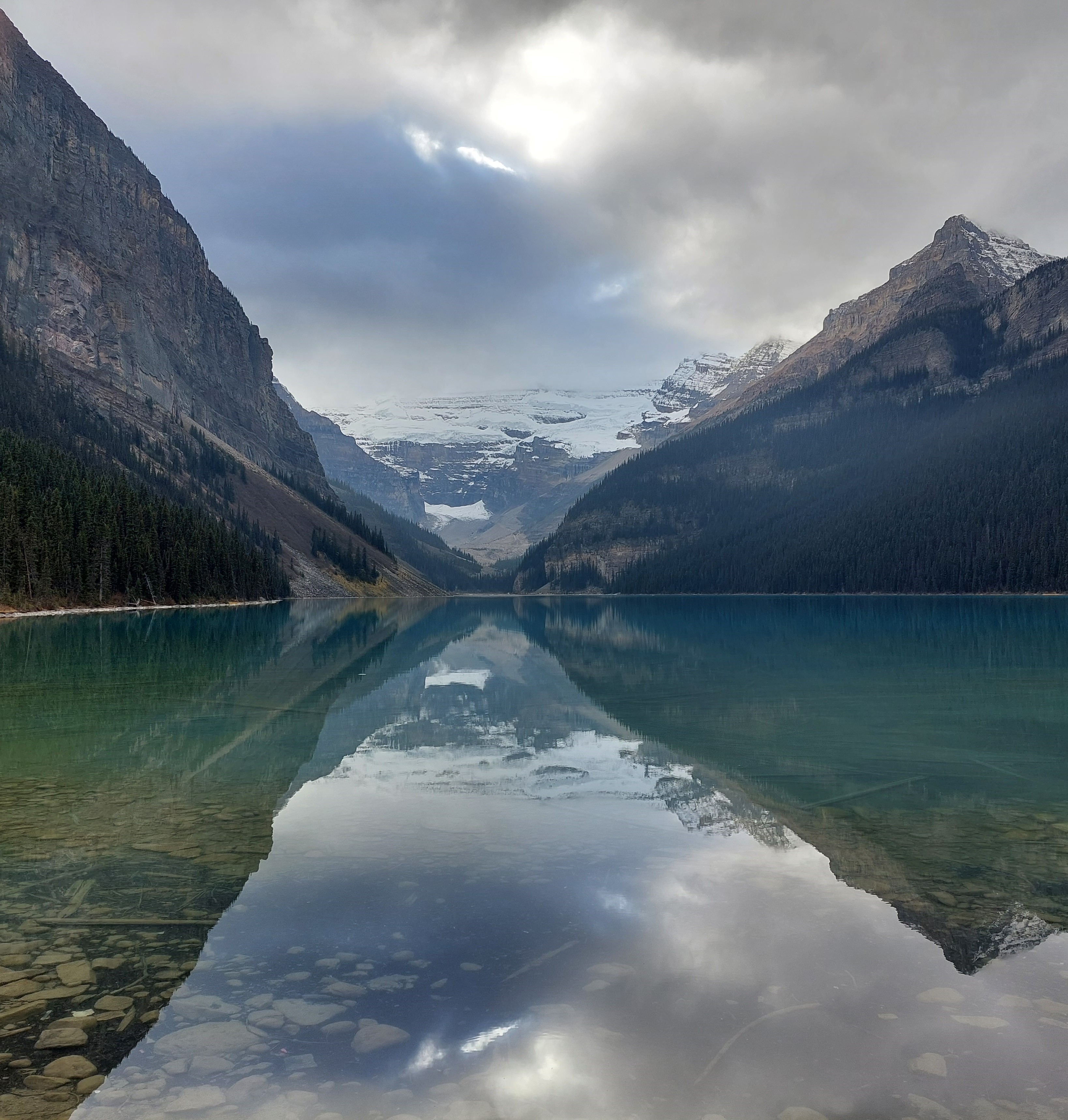 Slik skal  soloppgang frå det høge gjesta oss og skina for dei som bur i mørker og dødens skugge, og styra våre føter inn på fredens veg.