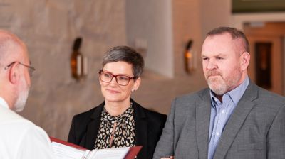 Foto: Audun Haugen / Den norske kirke. Bildet viser et par som gifter seg på drop-in-bryllup i en annen kirke.