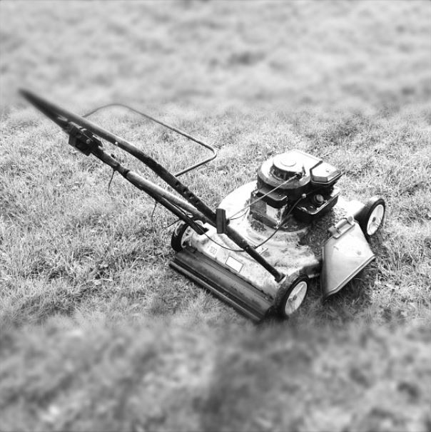 Illustrasjonsbilde av en gressklipper. Dette i sammenheng med utlysning av sommerjobb for ungdom hvor noe av jobben er klipping av gress på gravplassene.