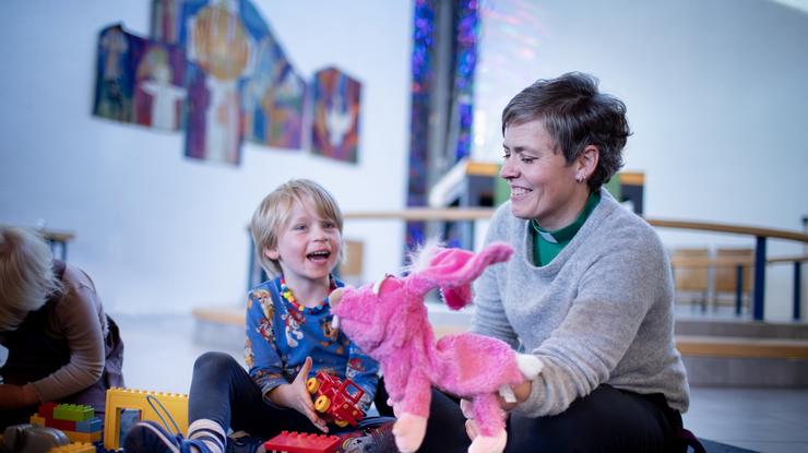 Foto: Bo Mathisen. Illustrasjonsbilde: Viser en menighetspedagog sammen med et barn i lek og læringsaktivitet.