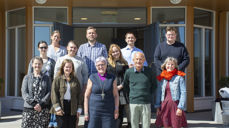 På bildet ser vi studentene samlet på trappa utenfor Rønvik kirke, idet de skal møte staben der for å lære mer om hvordan det er å arbeide i kirken. Foran fra venstre ser vi Sandy og Maria sammen med biskop Ann-Helen og rådgiverne Odd og Brita. Bak ser vi fra venstre Marija, Tyra, Trude, Andrey, Maren, Aleksander og Fredrik.