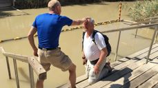 En av pilgrimene får bekreftet sin dåp på samme sted som Johannes døpte Jesus.