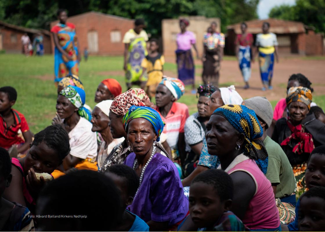 Folket i Malawi skoleres om sine rettigheter, slik at de får kjennskap til hva de kan kreve av kompensasjon for tapte inntekter når store gruveselskaper tar seg til rette på deres dyrkede marker og beiteområder.  Foto: Håvard Bjelland / Kirkens Nødhjelp