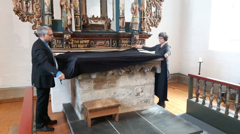 Kler alteret i sort til Langfredag