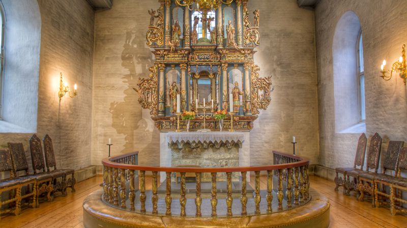 Alteret og alterringen i Bodin kirke slik det ser ut idag. Foto: Thomas Jentoft.
