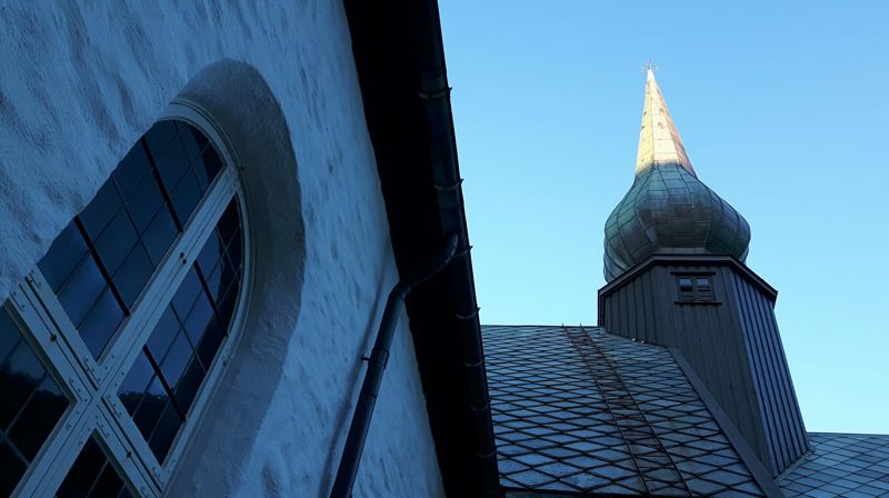 Flammende lys topper Bodin kirke