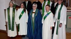 Biskop Ann-Helen sammen med prost Elin Vangen (foran til venstre), kantor Marit Agnes Nordahl Neergaard, diakon Ingrid Løkken og sogneprest Jan Ivar Vorren. Bak fra venstre kirketjener Karl Munir Wika, menighetspedagog Sandra Kristina Persson, kapellan Simone Schiebold og menighetsrådsleder Arnt Sørensen.