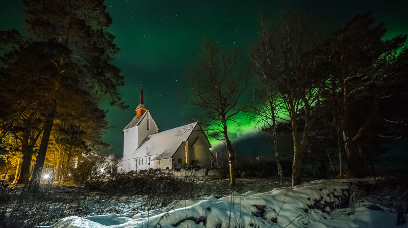Skjerstad kirke i nordlys. Foto: Tore Berglund