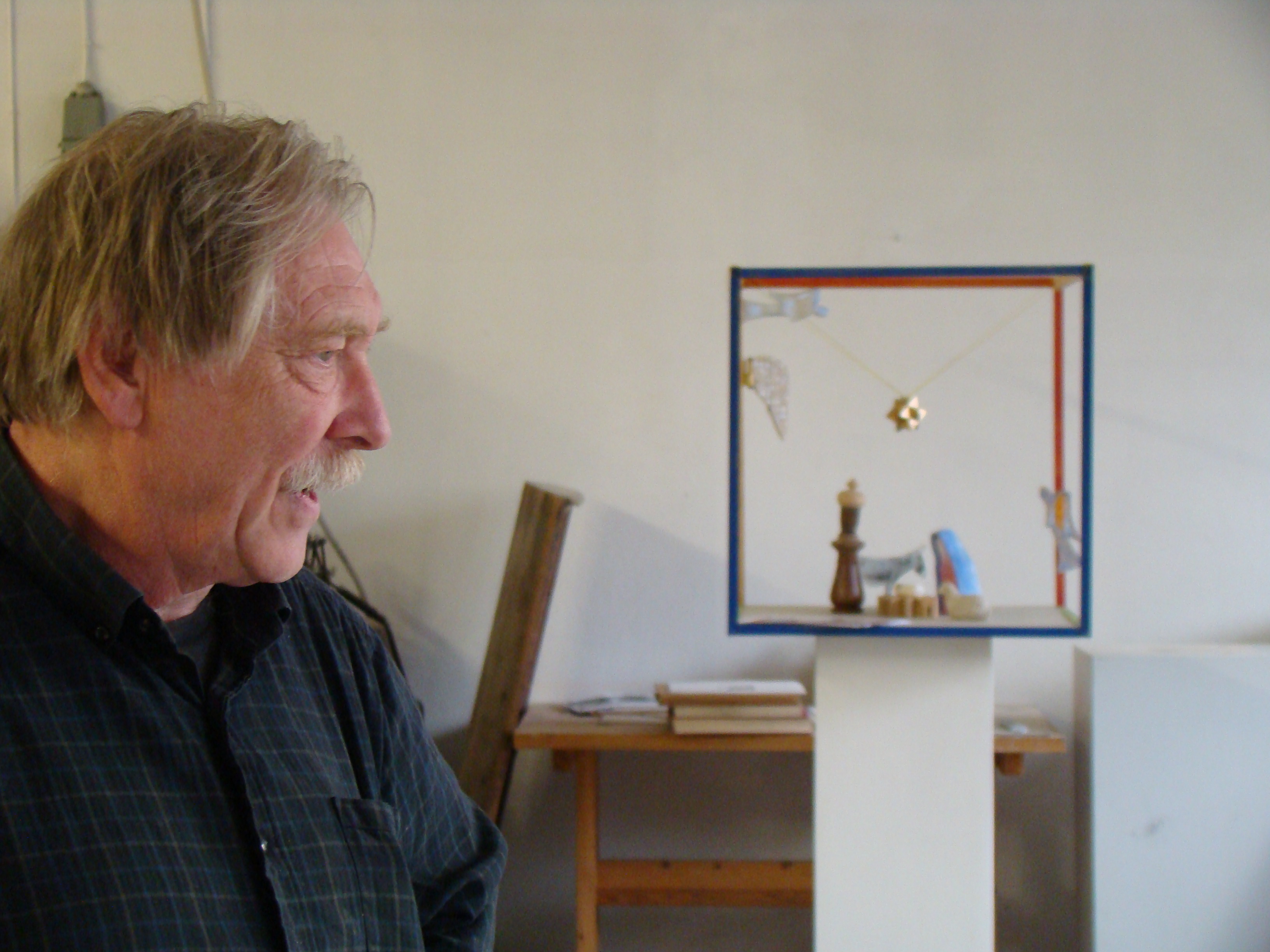 Julekrybben 1. Kunstneren Gunnar Torvund med en modell av julekrybben i verkstedet på Kvitseid i Telemark. Foto:arkivfoto