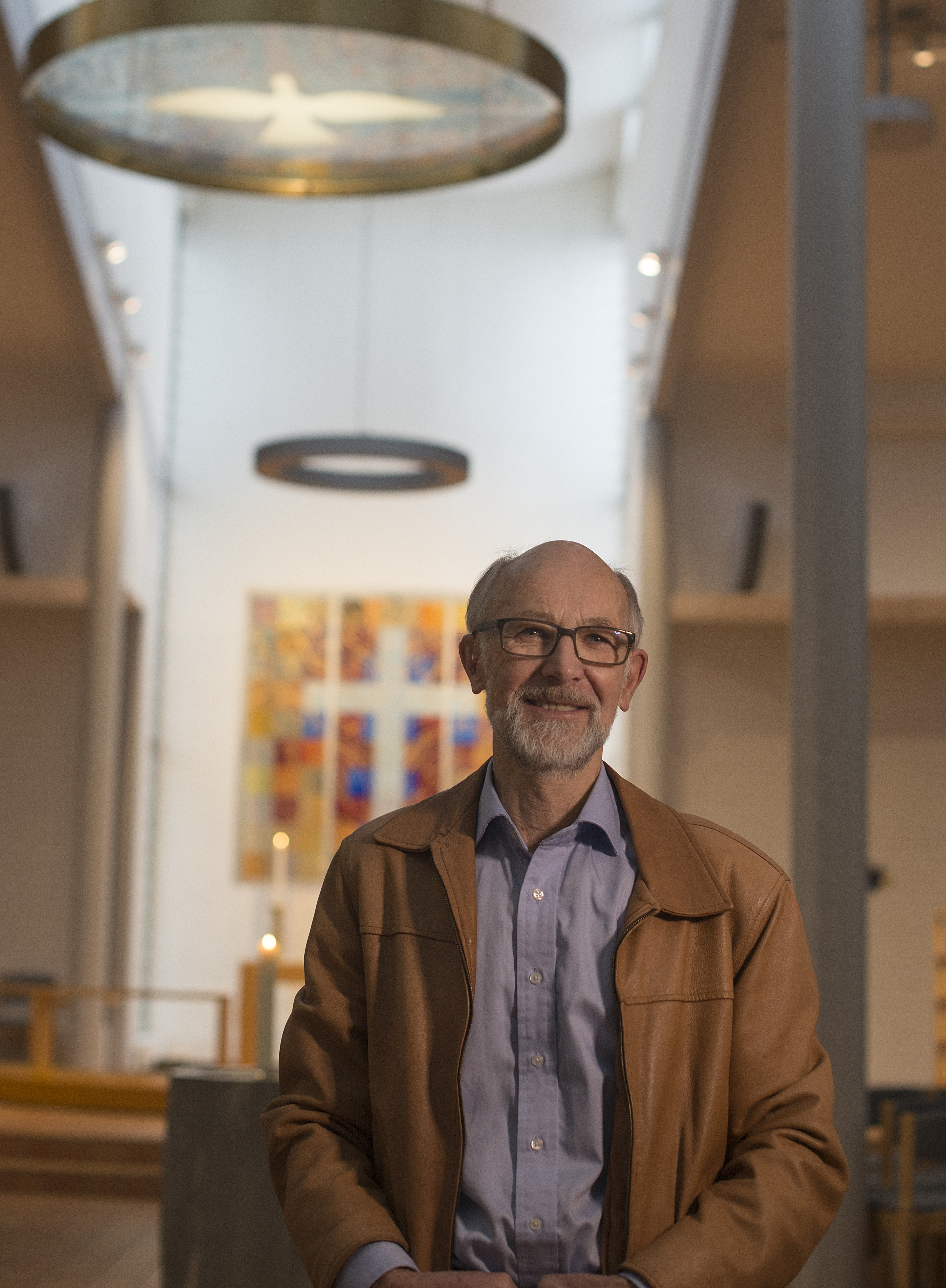Arkitekt Reidar Berg føler at Rønvik kirke ble det lune, varme rommet han ønsket å skape, og er glad når han hører at brukerne av kirka opplever det på samme måte. Foto: Arvid Larsen