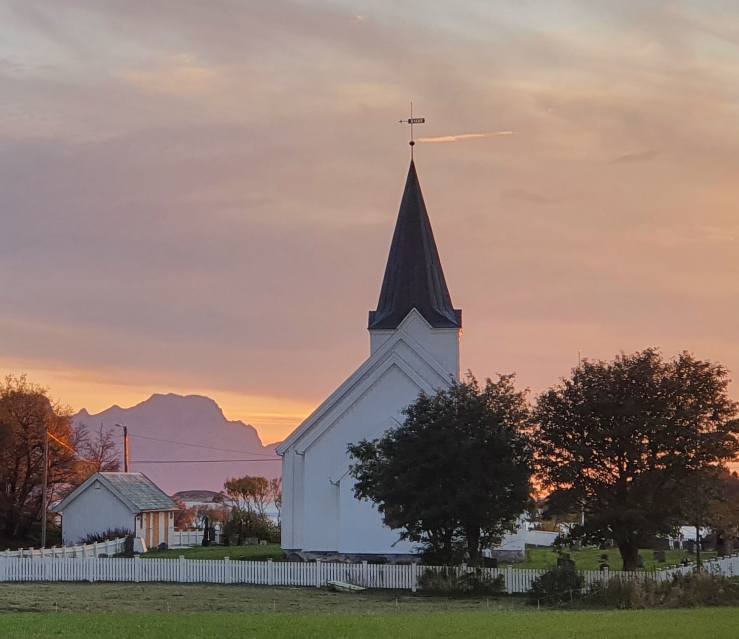 Kjerringøy kirke i kveldssol. Foto: Sør-Hålogaland bispedømme