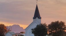 Kjerringøy kirke i kveldssol. Foto: Sør-Hålogaland bispedømme